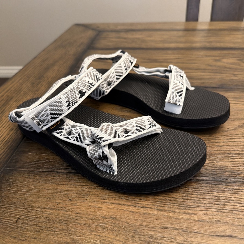 Teva Sandals Aztec Print. Women's size 7…S18